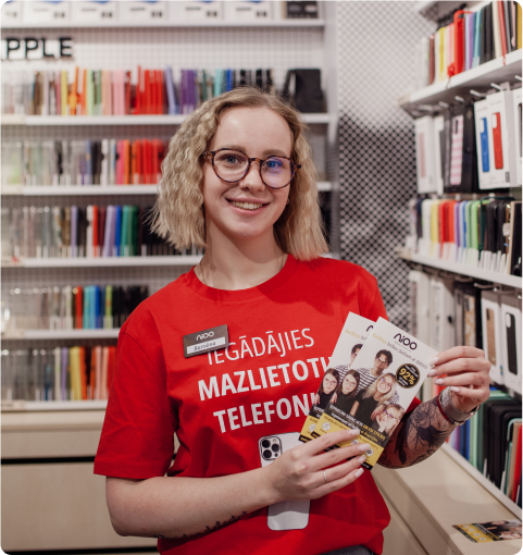 AIOO veikala darbiniece ar mazlietotiem telefoniem